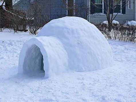 How to build a snow igloo, perfect for the foot and a half of snow in my backyard. Build An Igloo, Igloo Building, Snow Fort, Snow Activities, Snow Sculptures, Make A Snowman, Snow Much Fun, Snow Art, Snow Fun