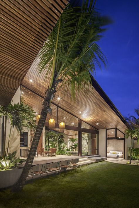 Brazilian Contemporary Architecture, Modern Tropical House Design Exterior, 300sqm House Design, Brazil Mansion, Tropical Modern House Exterior, Bali Beach House, Tropical Modern House, Brazil Houses, Biophilic Architecture