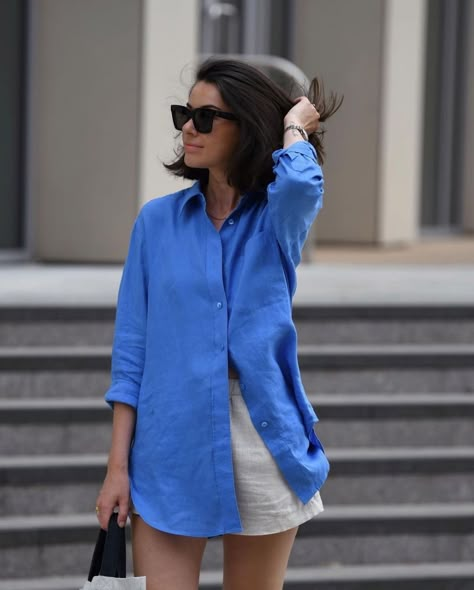 Minimal. / Visual. Style - Bright Blue Oversized Linen Shirt Outfit Oversized Linen Shirt Outfit, Linen Shirt Outfit, Oversized Linen Shirt, Mode Inspo, 가을 패션, Looks Style, Mode Inspiration, Spring Summer Outfits, Look Cool