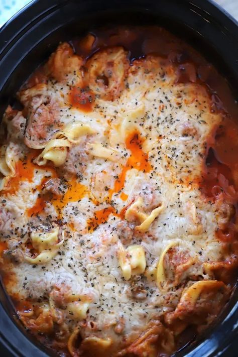 Slow Cooker Tortellini Pasta Bake Crockpot Tortellini Alfredo, Alfredo Slow Cooker, Pasta No Meat, Tortellini Pasta Bake, Tortellini Recipes Crockpot, Slow Cooker Tortellini, Crockpot Tortellini, Frozen Tortellini, Crock Pot Tortellini