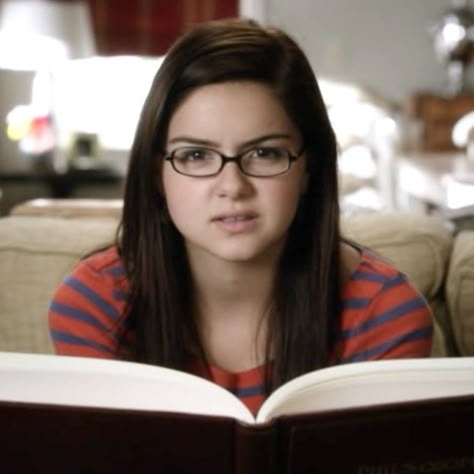 Alex Dunphy Study, Alex Modern Family, Alex Dunphy, Y2k Pfp, Strong Female Characters, Mad Women, Ariel Winter, Doe Eyes, Lights Camera Action