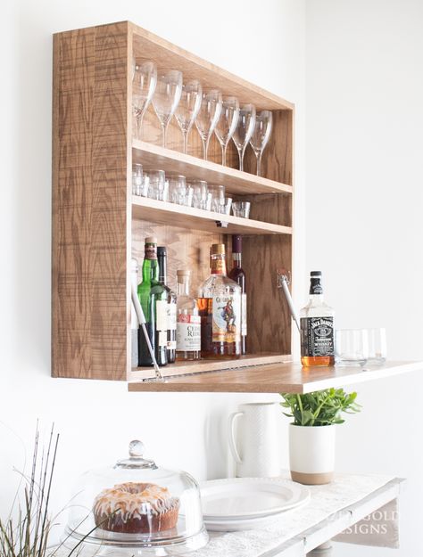 How to make a DIY wall-mounted bar cabinet Diy Liquor Cabinet, Wall Bar Cabinet, Murphy Bar, Wall Mounted Bar, Home Bar Cabinet, Diy Home Bar, Cabinet Plans, Diy Wand, Diy Bar