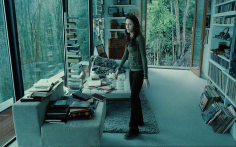 edwards room-twilight-bella Cullen House Twilight, Breaking Dawn Movie, Twilight Shifting, Cullen House, Iconic Houses, Catherine Hardwicke, Malibu Homes, Twilight 2008, Twilight Saga Series