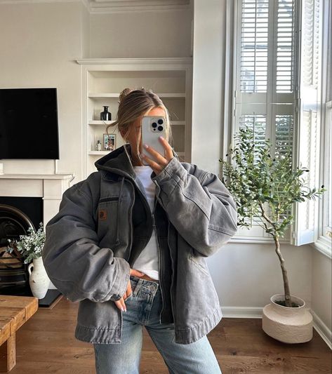 Layered winter fashion, gray, oversize, Carhartt jacket, wide, like blue jeans, zip up sweater, white T-shirt Clean Girl Winter, Carhartt Jacket Outfit, Carhartt Outfit, Christmas Vibe, Urban Fashion Women, Uggs Outfit, Carhartt Jacket, Sweater White, Versatile Outfits