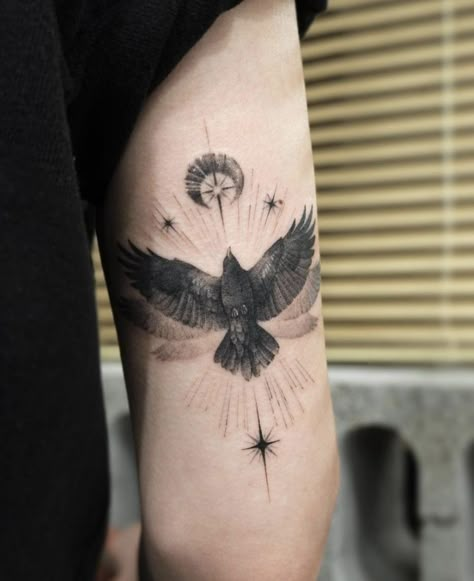 Raven Tattoo Feminine Arm, Raven Tattoo Feminine, Z Tattoo, Realistic Tattoo Sleeve, Forearm Band Tattoos, Crow Tattoo, Small Pretty Tattoos, Raven Tattoo, Eagle Tattoos