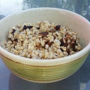 At the very top of the whole grain hierarchy are intact whole grains.  Using intact grains to make your breakfast cereal is more nutritious and economical than what comes... Groats Recipe, Oat Groats, Breakfast Porridge, Vegan Breakfasts, Wfpb Recipes, Traditional Breakfast, Hot Cereal, Plant Based Breakfast, Whole Grains