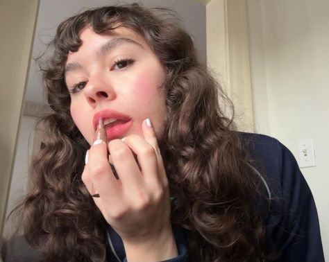 enya umanzor Micro Bangs, Enya Umanzor, Scissor Sisters, Baby Bangs, Slay Girl, Pretty Pink Princess, Bangs Curly, Curly Hair With Bangs, Hair Reference