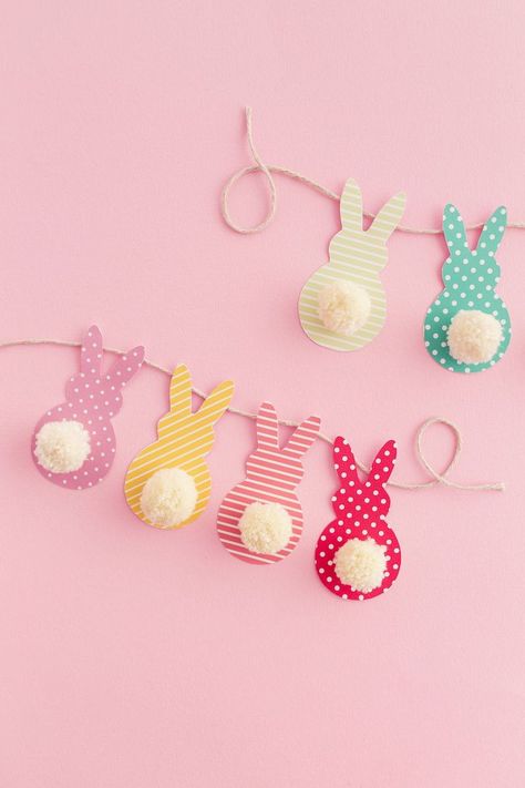 This colorful Easter garland is so easy to make with scrapbook paper and yarn! Both kids and adults will love making this Easter craft together. Get the free template on the blog! Homemade Easter Decorations, Pom Pom Bunnies, Easter Garland, Easy Easter Crafts, Cute Diy, Easter Crafts Diy, Easter Bunnies, Bunny Crafts, Easter Activities