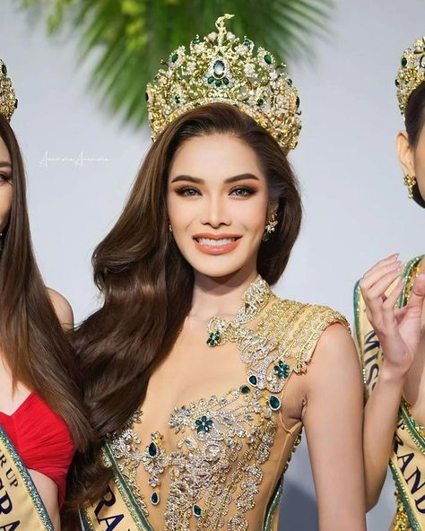 As usual, the incumbent Miss position will be given special privileges to sit in the center positions to occupy the spotlight and receive more attention than the rest of the beauties.#Engfa #EntertainmentNews #WhoIsEngfa #EngfaNews #ShockingEngfa #EngfaIsCursed Miss Grand Thailand 2023, Miss Grand Thailand, Farewell Celebration, Miss Grand, Beauty Organization, Beauty Pageant, Beauty Queens, Best Relationship, Bts Wallpaper