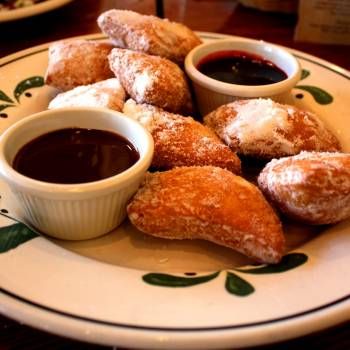 Olive Garden Secret Menu Items: Zeppole Dipping Sauces: Try zeppole, an Italian doughnut! Olive Garden Donuts Recipe, Italian Donuts Recipe, Olive Garden Desserts, Zeppoli Recipe, Garden Dessert, Zeppole Recipe, Italian Donuts, Olive Garden Recipes, Secret Menu Items