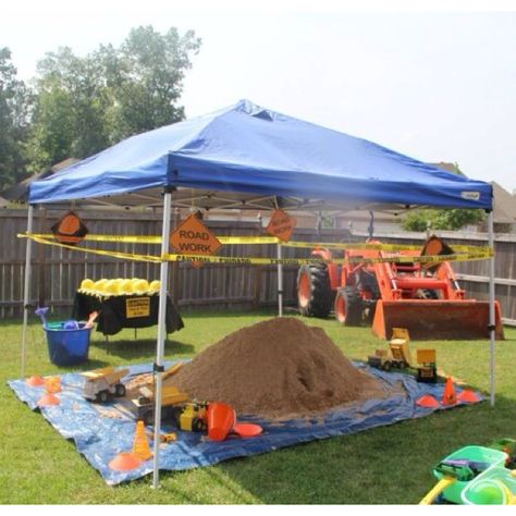 construction site/ dirt party. Brayden's birthday??? Maybe????!!!! Birthday Party Themes For Boys, Hide Toys, Digger Birthday, Construction Theme Birthday Party, Construction Theme Party, Anniversaire Diy, Party Themes For Boys, Construction Birthday Parties, Trucks Birthday Party