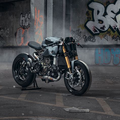 A ballistic cafe-slash-streetfighter Ducati Panigale. Very nice work from Thornton Hundred Motorcycles! Ducati Monster 796, Scrambler Cafe Racer, Ducati 999, Xe Ducati, Мотоциклы Harley Davidson, Ducati Cafe Racer, Moto Scrambler, Motorcycle Honda, Motos Harley