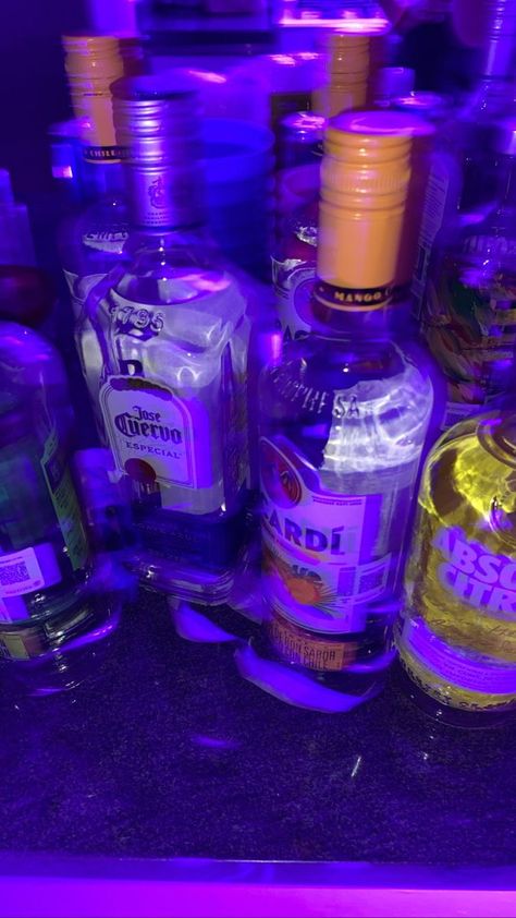 Alcoholic Drinks Aesthetic Party, Couples Matching Outfits Swag, Alcoholic Drinks Pictures, Pretty Alcoholic Drinks, Trippy Iphone Wallpaper, Yummy Alcoholic Drinks, Alcohol Party, Alcohol Aesthetic, Purple Party