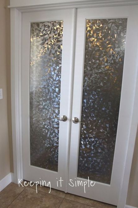 how to frost a window for more privacy, how to Diy Bathroom Door, Frosted Glass Diy, Diy Bathroom Paint, Glass Bathroom Door, Window Glass Replacement, Bathroom Door Sign, Frosted Glass Window, Frosted Glass Door, Glass French Doors