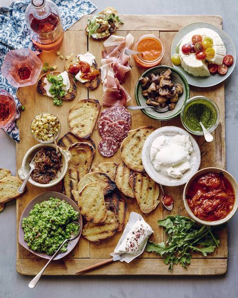 Classic bruschetta becomes a bonding activity when you turn it into a serve-yourself bar. The colorful elements also stand out at the table, functioning as decor. See more at What's Gaby Cooking »   - HouseBeautiful.com Salsa Recept, Bruschetta Bar, Whats Gaby Cooking, God Mat, حلويات صحية, Deilig Mat, Idee Pasto Sano, Dinner Rolls, Wooden Board