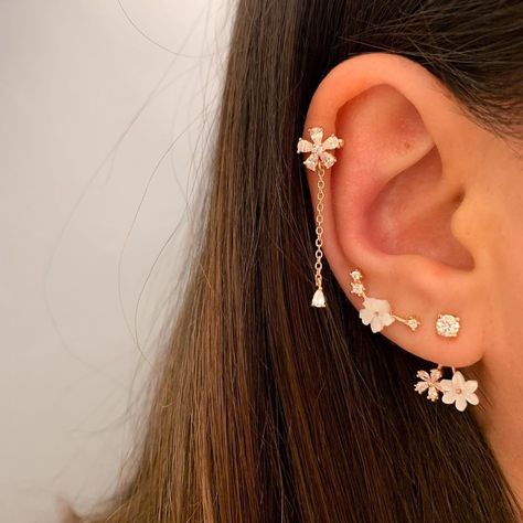 Helix Jewelry Ideas, Feminine Piercings, Ear Piercing Ideas Silver, Minimalist Ear Piercings, Flower Ear Cuffs, Ear Pins Earrings, Pretty Ear Piercings, Flower Ear, Ear Climber