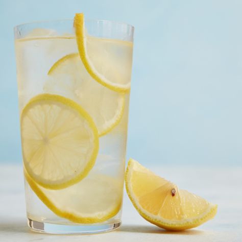 Lemon Infused Water, Lemon Water Recipe, Air Lemon, Water Lemon, Lemon Health Benefits, Lemon Uses, Warm Lemon Water, Drinking Lemon Water, Belly Fat Drinks