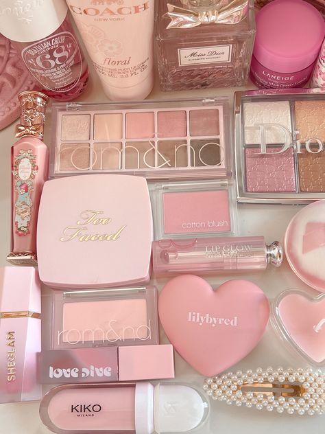 Makeup Needs, Fancy Makeup, Pink Girly Things, Pink Makeup, Makeup Items, Makeup Lip, Makeup Set, Makati, Makeup Essentials