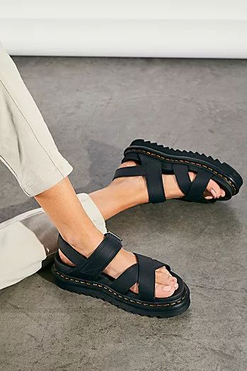 Dr Martens Voss Ii, Doc Martens Sandals, Dr Martens Voss, Dr Martens Sandals, Edgy Boots, Chunky Black Sandals, Dr Martens Style, Martens Style, Gents Fashion