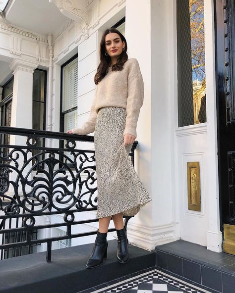 How to wear ankle boots and express your inner fashionista Ankle Boots Outfit, How To Wear Ankle Boots, Cute Modest Outfits, Skirts With Boots, Inspired Outfits, Boots Outfit, Looks Vintage, London Fashion, Outfit Details