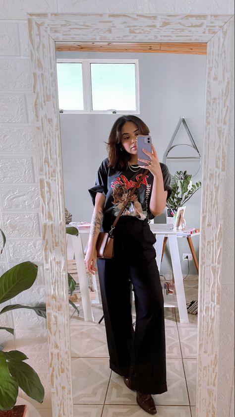 Dress Pants With Graphic Tee, Tshirt With Dress Pants, Dress Pants Graphic Tee, High Waisted Loose Pants, Printed Tshirt Outfit, Formal Pants Women, Wide Leg Pants Outfit, Baggy Tee, Casual Fridays