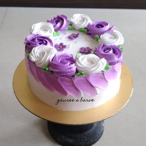 Simple Round Cake Designs, Sunflower Birthday Cakes, Halloween Cake Decorating, Purple Cake, Realistic Cakes, Chocolate Cake Designs, Daisy Cakes, Cake Decorating Icing, Unique Birthday Cakes