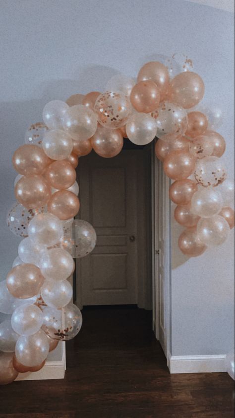 Balloon Arch Inside House, Balloon Arch Aesthetic, Gold Birthday Party Aesthetic, Aesthetic Balloon Arch, Birthday Party Aesthetic Ideas, Baloon Garland Ideas, Balloon Garland Ideas, Backdrop Balloon Garland, Balloon Garland Backdrop