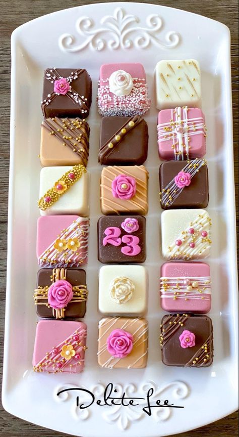 Petifours Mini Desserts, Mini Chocolate Bars, Petit Fours Design, Brownies Decorados, Petit Four Recipes, Homemade Christmas Cake, Petite Fours, Cake Pop Designs, Tea Party Cake