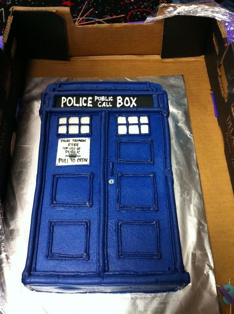 Doctor Who TARDIS cake - totally want this for my birthday someday! :) Dr Who Cake, Doctor Who Cakes, Tardis Cake, Doctor Who Birthday, Camera Cakes, Doctor Who Party, Fun Cakes, Cake Stuff, Doctor Who Tardis