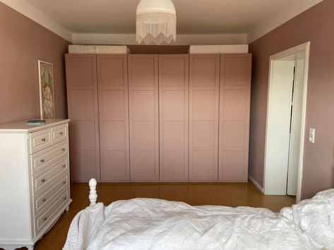 IKEA PAX-kast verven: stappenplan | MissPompadour Armoire Pax Ikea, Ikea Wardrobe Ideas, Pax Doors, Ikea Pax Doors, Armoire Ikea, Armoire Pax, Painting Ikea Furniture, Painted Wardrobe, Ikea Wardrobe