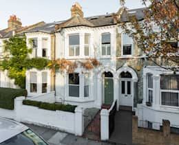 Here you see a classic Victorian terrace house. It has many original features including the original sash windows. The front yard has a minimalist stone garden, so it's easy to maintain.   Terrace house by Model Projects Ltd Victorian Terrace Exterior, Victorian Terrace Renovation, Terrace Exterior, London Terrace House, Victorian Terraced House, Victorian Terrace House, Georgian Architecture, London Home, Victorian Home