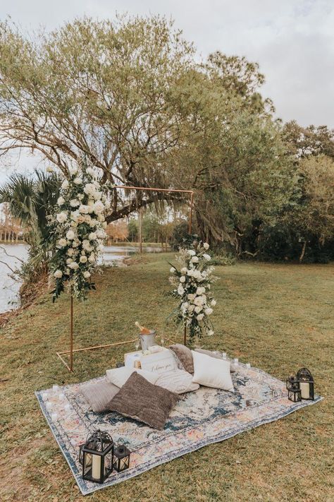 Proposal Outdoor Ideas, Outdoor Proposal Ideas Decor, Christian Proposal Ideas Engagement, Field Proposal Ideas, Outdoor Proposal Set Up, Boho Proposal, Outdoor Engagement Ideas, Engagement Set Up Ideas Outside, Engagement Places Ideas