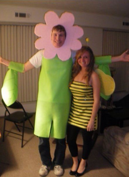 Couples halloween costume. Flower and bumble bee Bee And Flower Costume, Flower Costume, Bee Costume, Holloween Costume, Halloween Bash, Face Painting Halloween, Birthday Halloween Party, Family Halloween Costumes, Halloween Make Up