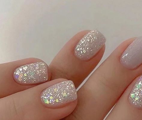 Sparkly Gel Nails Short, Sparkly Short Nails, Glittery White Nails, Nail Art Paillette, Holographic Glitter Nails, Lilac Nails, Formal Nails, Glittery Nails, Sparkle Nails