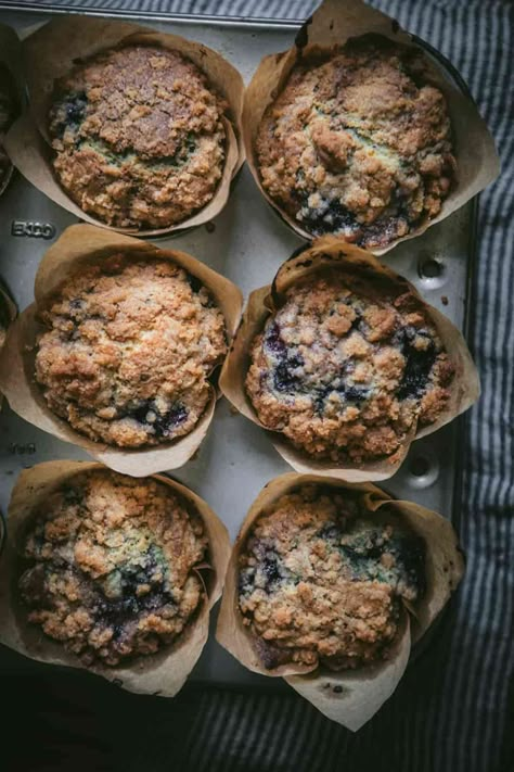 Blueberry Muffins With Crumble Topping, Blueberry Muffins Easy, Frozen Blueberry Muffins, Reception Snacks, Blueberry Muffin Recipes, Blueberry Crumb Muffins, Blueberry Muffin Topping, Sour Cream Blueberry Muffins, Bakery Style Blueberry Muffins