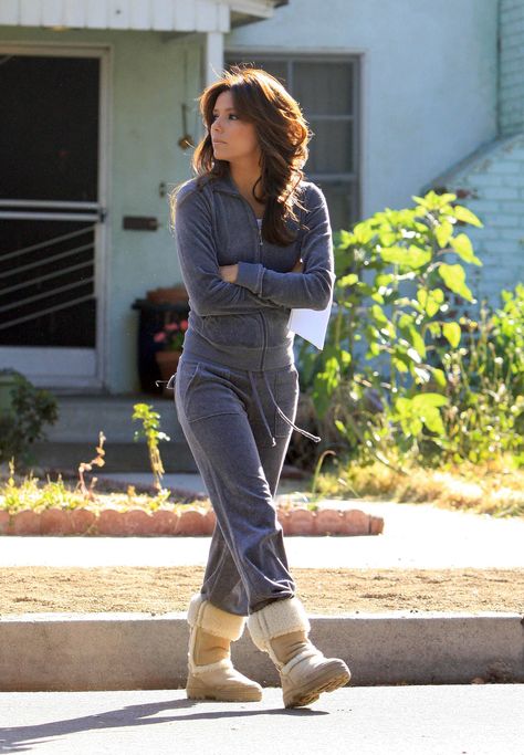 Eva Longoria Active Wear Fashion, How To Wear Sweatpants, Eva Longoria Style, Ugg Boats, How To Wear Joggers, College Outfits Casual, College Outfits Spring, College Outfits Winter, Outfits Lazy