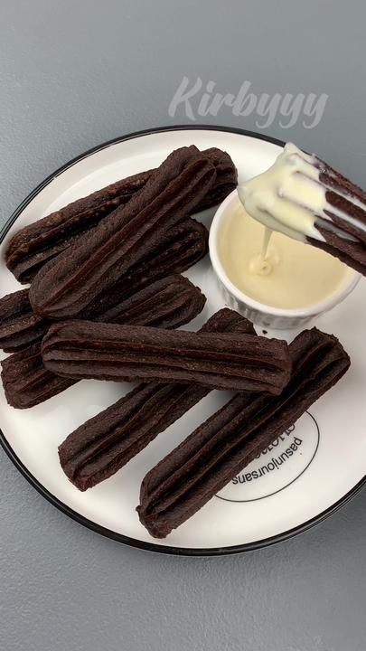 Diy Churros Recipes, Diy Churros, Churros Easy Recipe, Churros Ideas, Chocolate For Churros, Churros Street Food, Aesthetic Churros, Oreo Churros, Quince Stuff