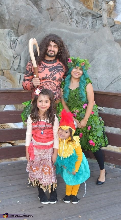 Moana Family Costumes, Halloween Moana, Moana Halloween Costume, Disney Family Costumes, Couple Costumes For Halloween, Family Costume Ideas, Family Themed Halloween Costumes, Moana Theme, Themed Halloween Costumes