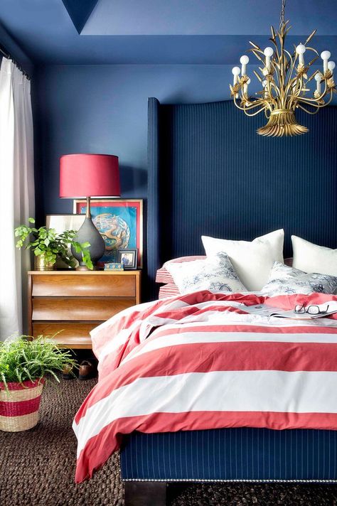 Forget the light colors! Let's bring in a bold and beautiful color like navy blue inside your home. Check out these navy blue bedrooms for inspiration NOW! Red White And Blue Bedroom, Colorful Rooms, Dark Blue Bedrooms, Navy Blue Bedrooms, Blue Bedroom Decor, Bedroom Red, Trendy Bedroom, Blue Rooms, Top Interior Designers