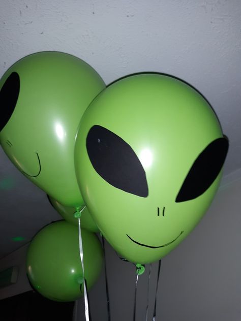 from Hannah's surprise party Alien Balloons, Mib Costume, Alien Diy, Kepler 22b, Alien Costumes, Gleep Glorp, Aliens Guy, Astronaut Birthday, Alien Costume