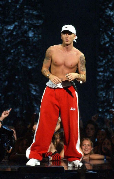 They'll never know that Eminem once had a chest that was basically painted on... | 31 Reasons Why We Should Weep For The Children Of Today The Slim Shady, Eminem Wallpapers, Looks Hip Hop, Estilo Cholo, Mode Ulzzang, Eminem Photos, Eminem Rap, Eminem Slim Shady, The Real Slim Shady