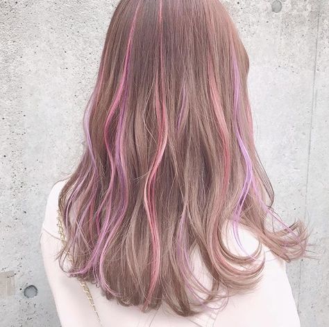 Korean Hair Color, Hair Color Underneath, Peekaboo Hair, Hair Color Streaks, Pink Highlights, Pretty Hair Color, Hair Stylies, Dye My Hair, Hair Dye Colors