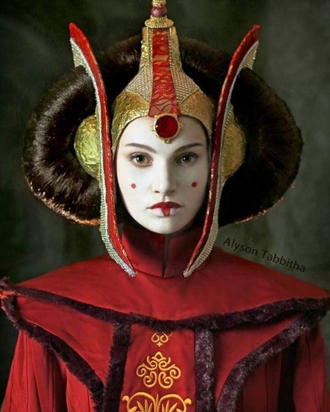 Marcelo Moura on Instagram: “A Perfect Padme Amidala Cosplay by @alysontabbitha” Queen Amidala Costume, Alyson Tabbitha, Padme Amidala Cosplay, Halloween Constumes, Queen Amidala, Star Wars Padme, Headpiece Diy, Star Wars Fashion, Star Wars Halloween