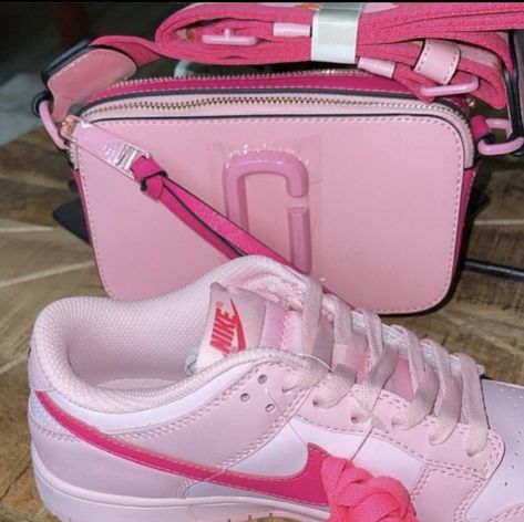 Zapatillas Nike Basketball, Marc Jacobs Snapshot Bag, Pink Nike Shoes, Nike Shoes Girls, Jordan Shoes Girls, Pretty Shoes Sneakers, Handbag Essentials, Girly Bags, Cute Nike Shoes