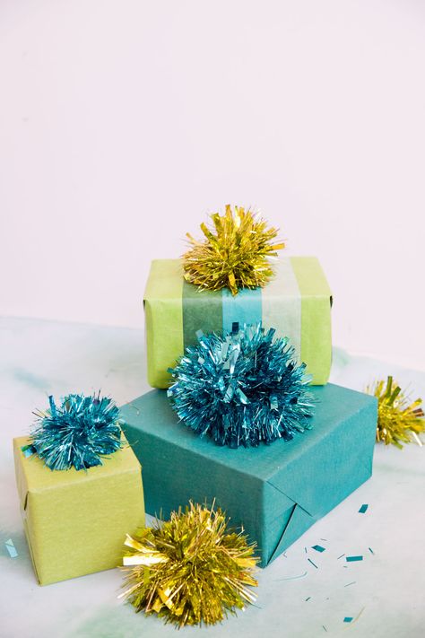 DIY TINSEL GIFT TOPPER - Tell Love and Party Pom Pom Gift Topper, Tinsel Pom Pom Diy, Diy Gift Toppers Christmas, Gift Toppers Christmas, Gift Box Centerpiece Ideas, Diy Gift Toppers, Christmas Gift Toppers, Gift Topper Ideas, Wrapping Gifts Ideas Creative