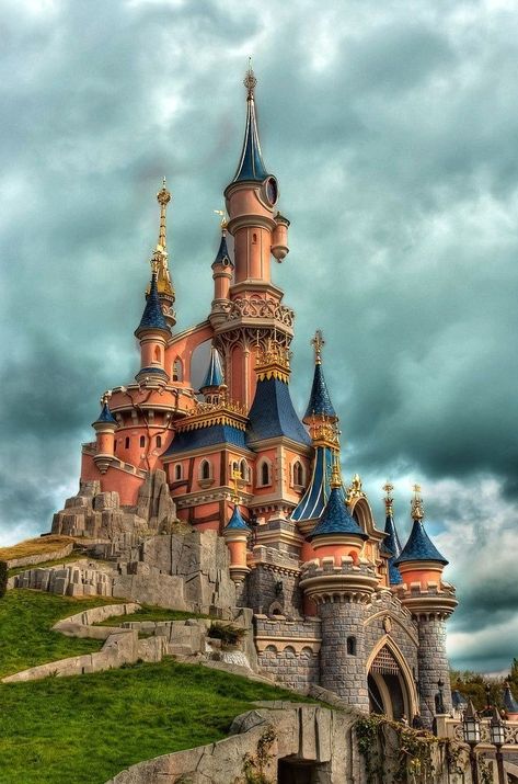 Churches And Cathedrals, Russia Buildings, Castle Aesthetic, Sleeping Beauty Castle, Chateau France, Castle House, Fantasy Castle, Fantasy Places, Disney Castle