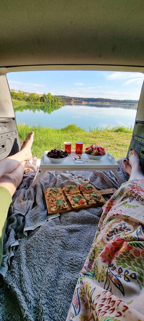 Backseat Car Picnic, Camping Picnic Ideas, Car Trunk Date Night Beach, Picnic In Car Ideas, Back Of Truck Picnic, Car Trunk Picnic, Car Picnic Ideas, Car Boot Picnic, Back Of Car Picnic