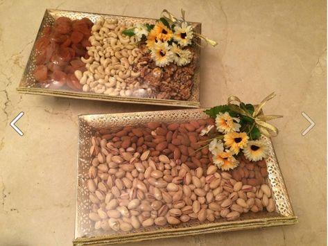 Dry Fruits Packing Ideas Gift In Tray, Dry Fruits Packing Ideas Gift Wedding, Dry Fruits Packing Ideas Gift, Dry Fruits Packing, Packing Ideas Gift, Dry Fruit Basket, Ideas For Wedding Gifts, Engagement Gift Baskets, Dry Fruit Tray