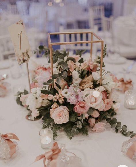 Blush Centerpieces Quinceanera, Rustic Pink Centerpiece, Centerpieces Wedding Rose Gold, Peach And White Wedding Centerpieces, Quinceanera Floral Centerpieces, Pastel Pink Centerpieces, Pink Glam Bridal Shower, Pink And Gold Quinceanera Centerpieces, Pink Quinceanera Centerpieces Flowers