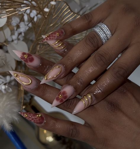 Hue Nails, Nail Inspo 2024 Fall, Classy Birthday Nails Almond, Short Stiletto Nail Designs, Hot Pink And Gold Nails Design, Encapsulated Nails Fall, Fall Pointy Nails, Aesthetic Nail Pics, Fall Nail Designs Coffin